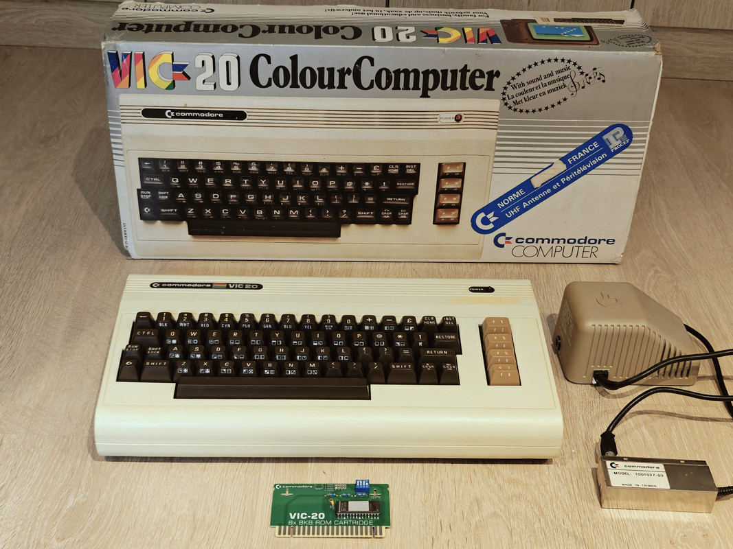 COMMODORE VIC-20 — sistema de la colección