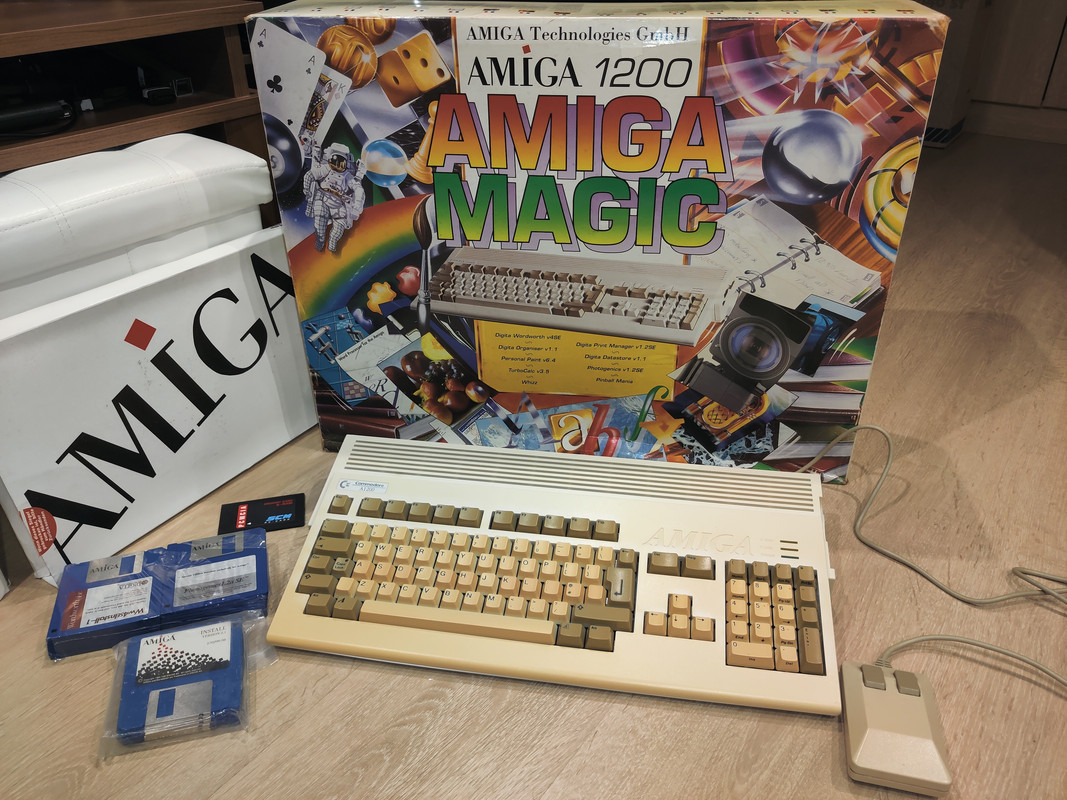 COMMODORE AMIGA 1200 — sistema de la colección